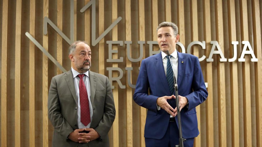 El rector de la UCLM, José Julián Garde López-Brea, y el director general de Eurocaja Rural, Víctor Manuel Martín López.