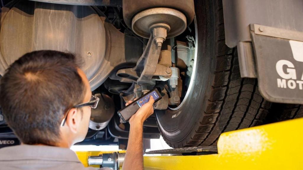 Un técnico revisando un vehículo.