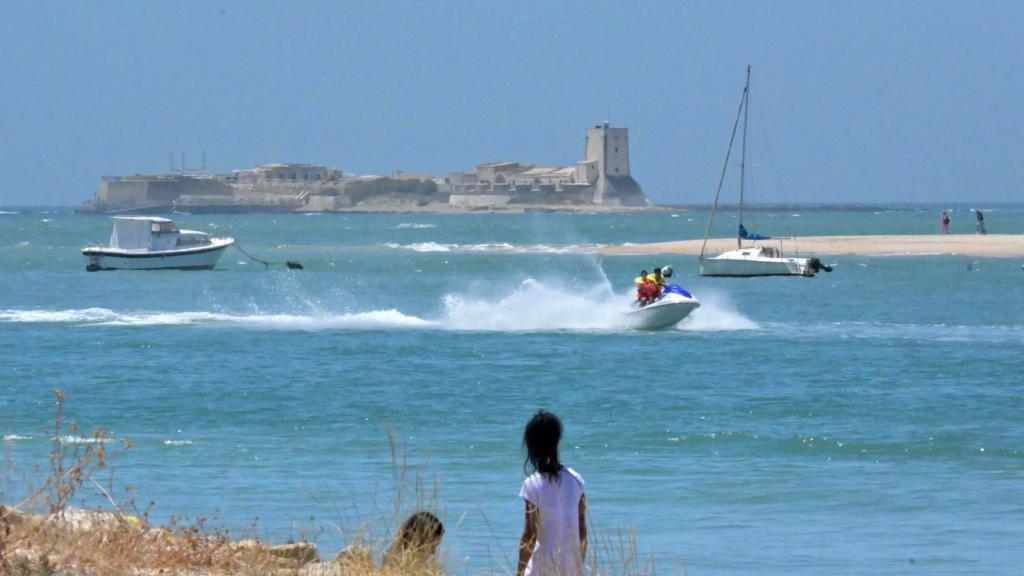 El Castillo de Sancti Petri, que pertenece a San Fernando,  visto desde Sancti Petri.