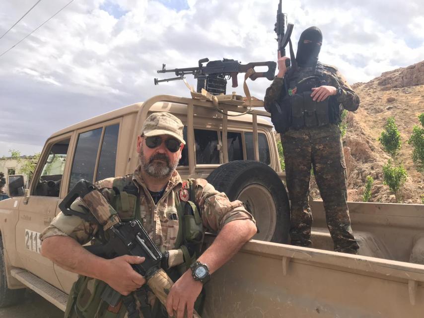 A la izquierda, Bahuz Sores, junto a un camarada de armas.