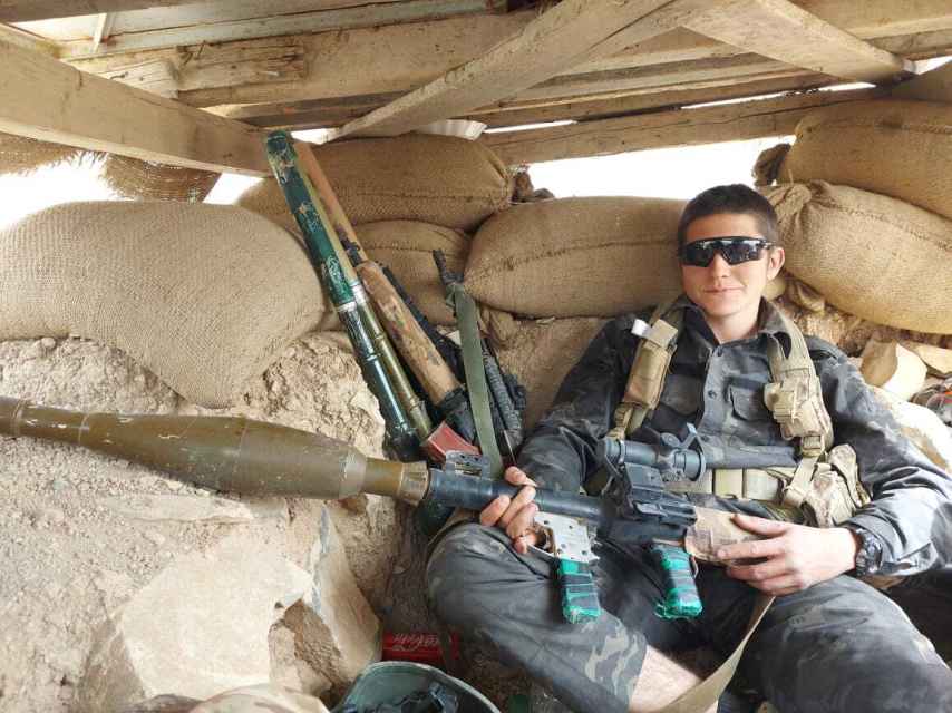 El guerrillero turolense Assat, en su puesto de defensa.