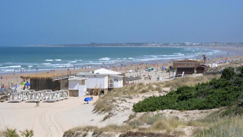 Panorámica completa de la playa de La Barrosa, tomada desde la Torre del Puerco, ya en la zona hotelera del Novo.