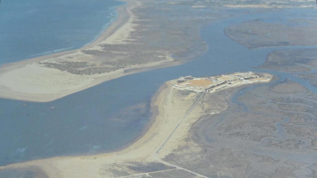Imagen antigua del poblado de Sancti Petri, con la marisma a su izquierda y el caño a su derecha.