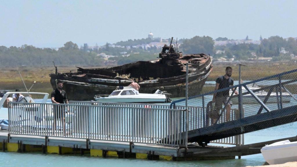 Un antiguo barco arenero, abandonado en el Caño de Sancti Petri. junto a un pantalán.