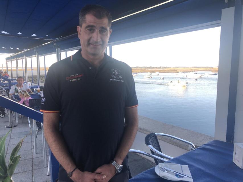 Jesús Ángel, madridista acérrimo y propietario del Bar Flotante, en Sancti Petri