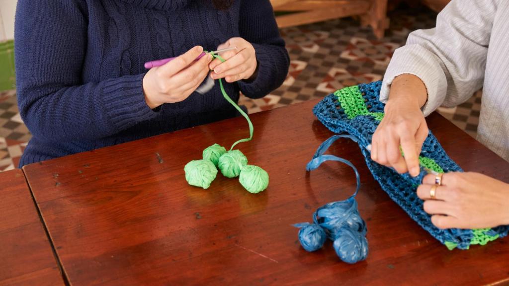 Los bolsos los tejen mujeres que pertenecen a diversas asociaciones de Valencia.