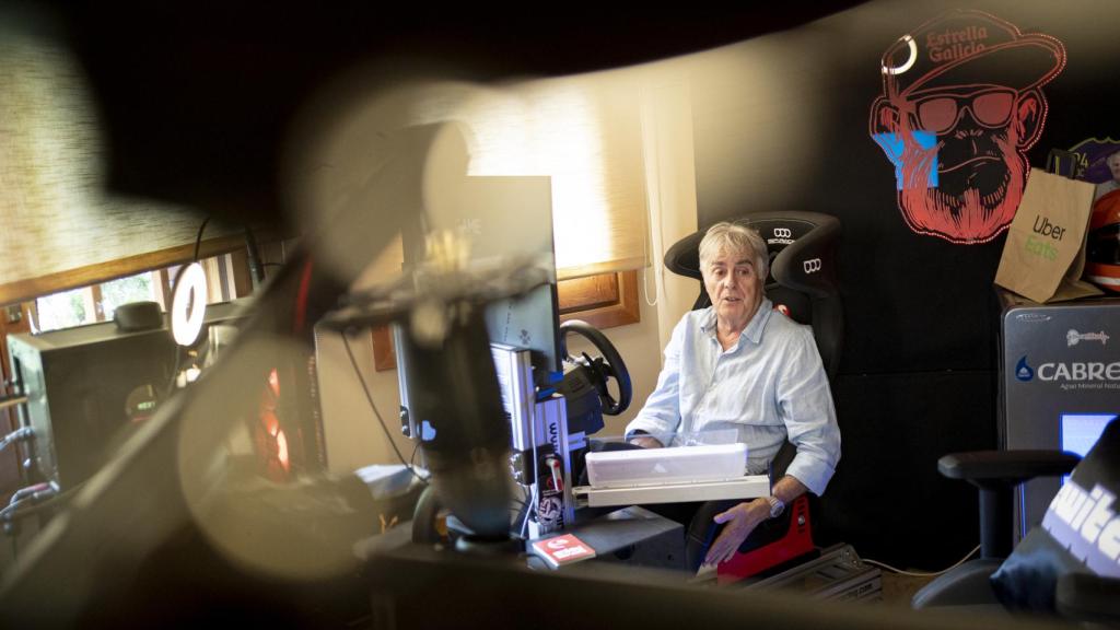 Siro ante la atenta mirada de Makumba.