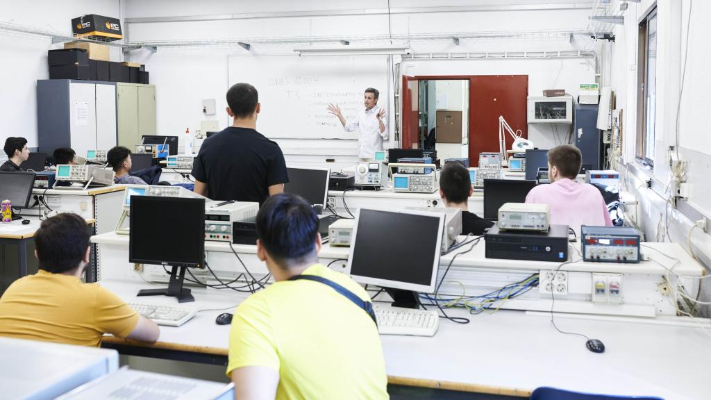 Los alumnos, atendiendo en clase en el IES Pacífico, en Madrid.