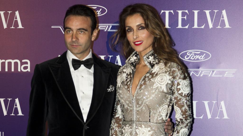 Enrique Ponce y Paloma Cuevas en un evento público en los premios Telva a las Artes, en octubre de 2015.