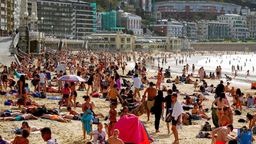 Bañistas en la playa de La Concha de San Sebastián, durante el confinamiento por la Covid-19.