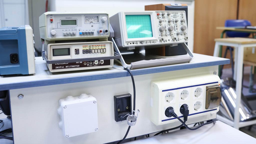 El IES Pacífico es especialista en formaciones profesionales de Electrónica, Informática, Telecomunicaciones...