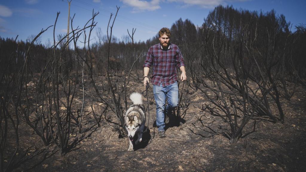 Denis, 28 años, vecino de Villardeciervos me enseña una parte quemada cerca de Cional.