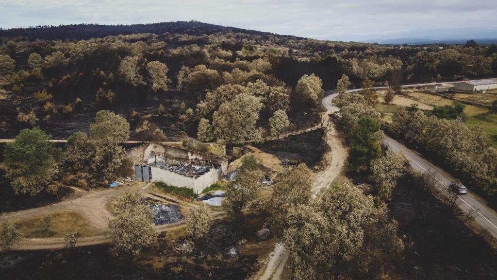 A vista de dron un pajar destruido por las llamas cerca de Ferreras de Arriba.