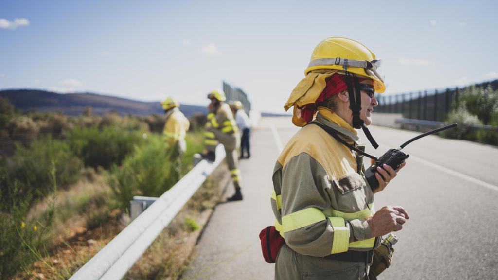 Irene contactando con la central avisando de un posible nuevo foco a kilómetros de donde nos encontramos.