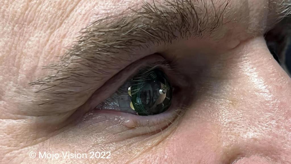 Drew Perkins, CEO de Mojo Vision, probándose la lentilla.