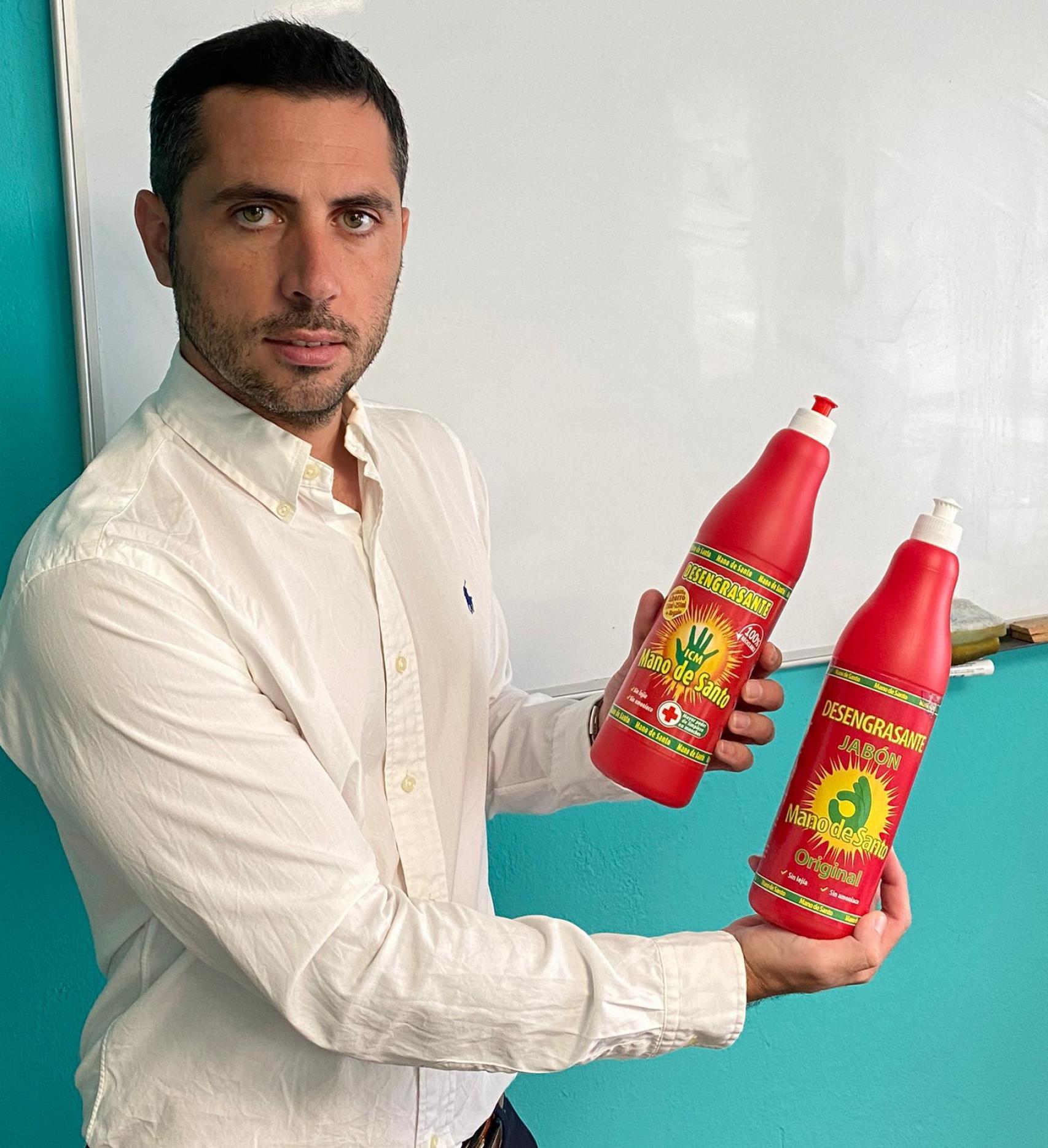 Miguel Castro muestra su producto y el que denuncia que le envió Fabrienvaf.