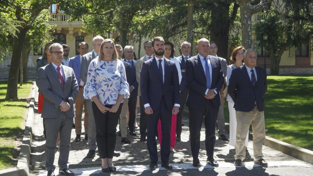 El PP secunda a Vox y guarda un minuto de silencio contra la violencia intrafamiliar que acabó con la vida de una madre a manos de su hijo