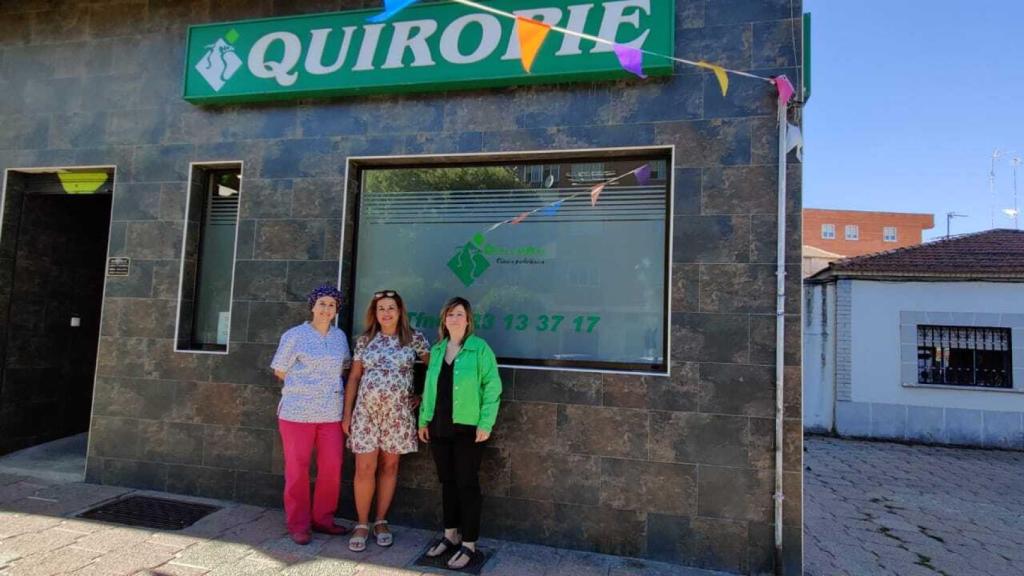 la concejala de Mayores, Esther Casado, en la Clínica Quiropie