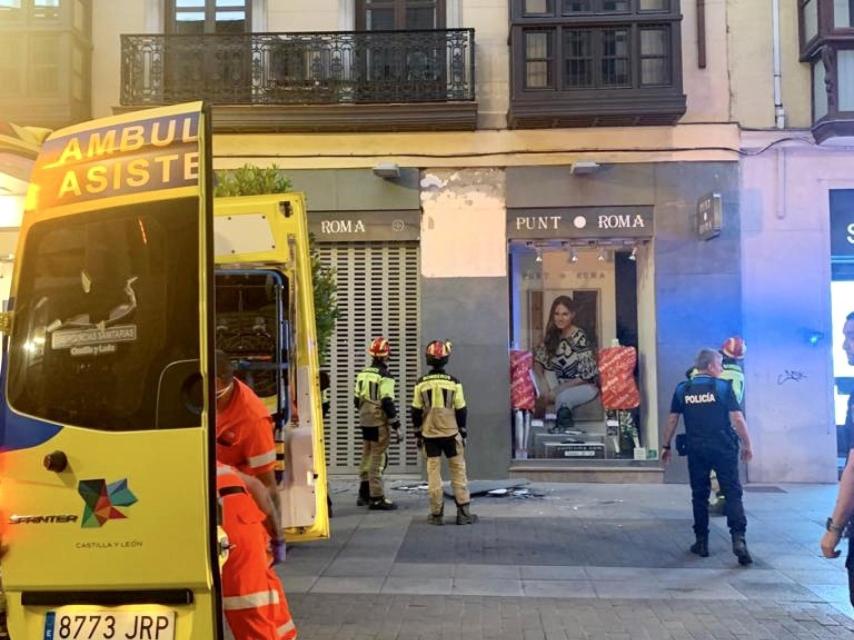 Imagen del lugar en el que se desprendió la loseta que hirió a una mujer en la calle Santiago de Valladolid, este viernes.