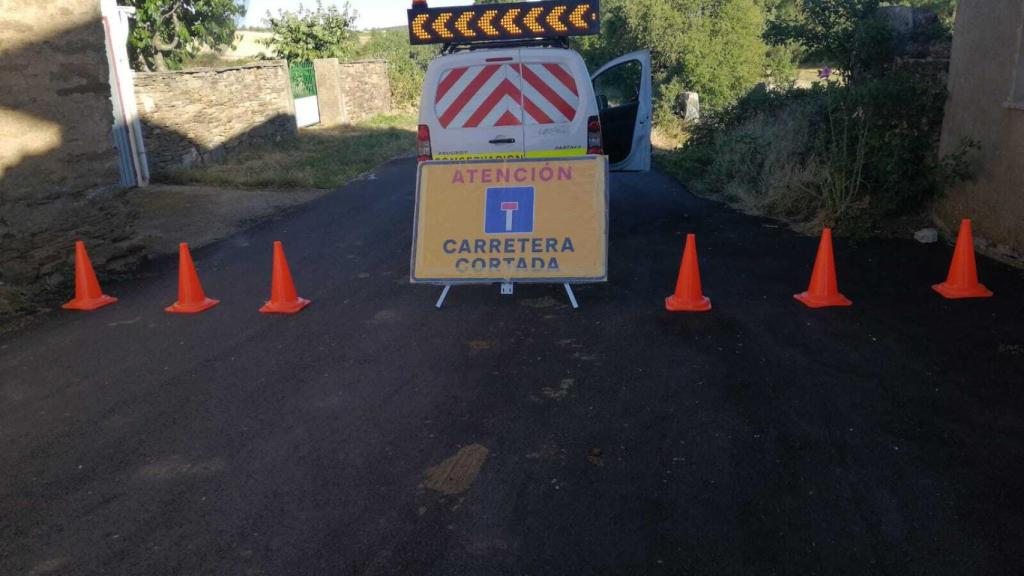 Aviso de carretera cortada sobre pavimento