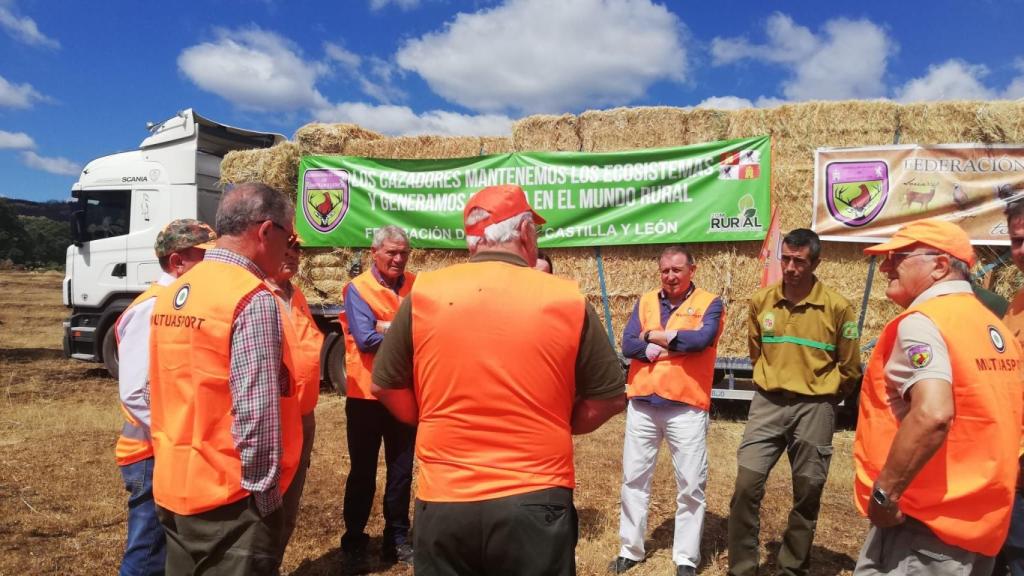 La Federación de Caza de Castilla y León reparte alimentos en la Culebra para la recuperación de la fauna