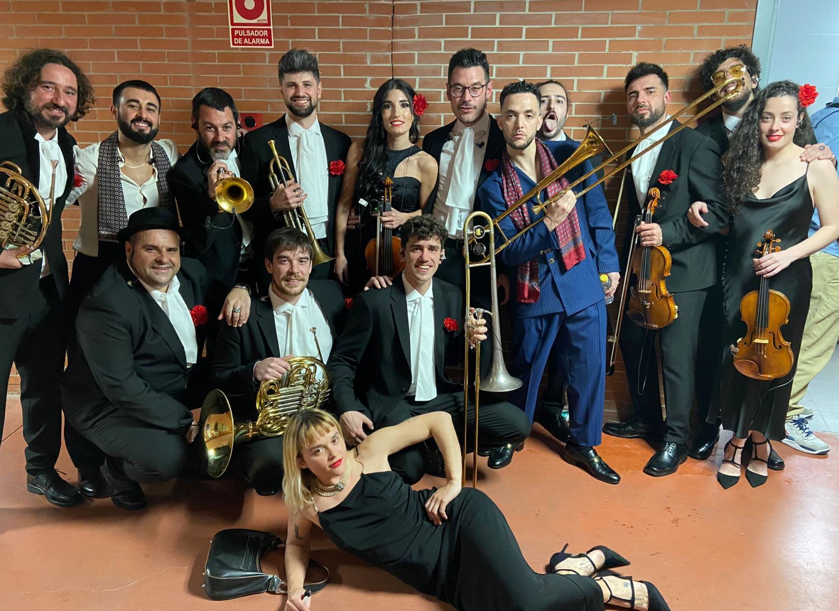 C. Tangana con la orquesta (Fernando detrás del cantante)