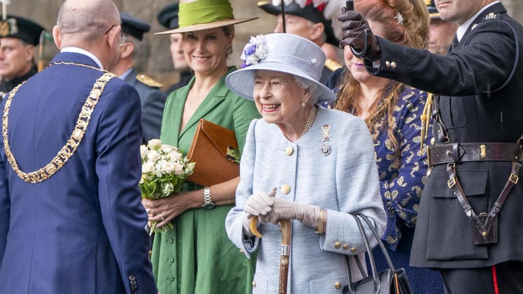 La reina Isabel el día de su llegada a Escocia.