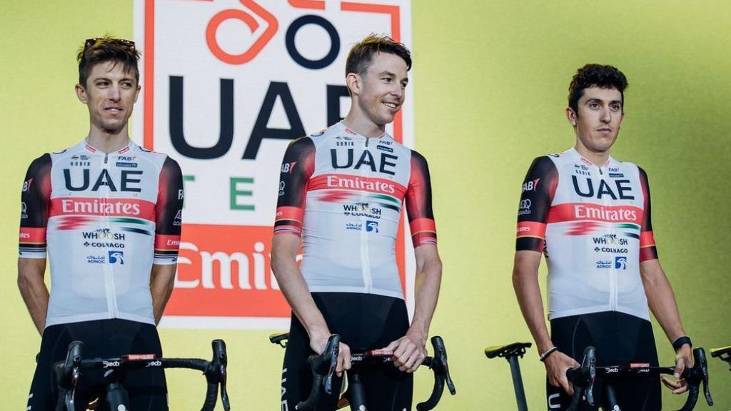 (De izquierda a derecha) George Bennett, Laengen y Marc Soler en la presentación del Tour de Francia 2022
