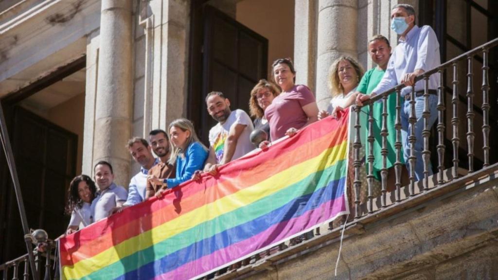 Tolón recibe este sábado de manos de Bolo-Bolo una placa de agradecimiento.
