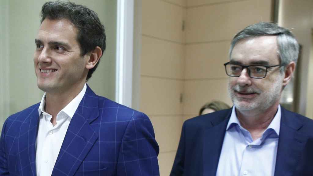 Imagen de archivo de Albert Rivera y José Manuel Villegas, fotografiados en los pasillos del Congreso en 2019