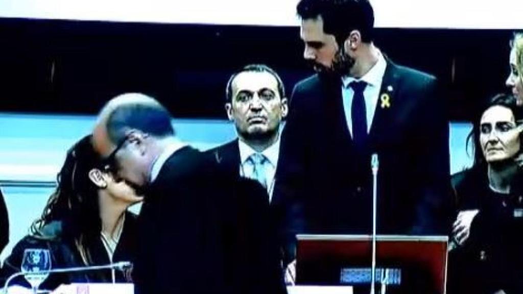 Barrientos, en el momento de abandonar el acto durante el discurso de Torrent./