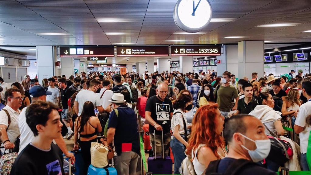 Pasajeros esperan en los mostradores de facturación de su aerolínea.