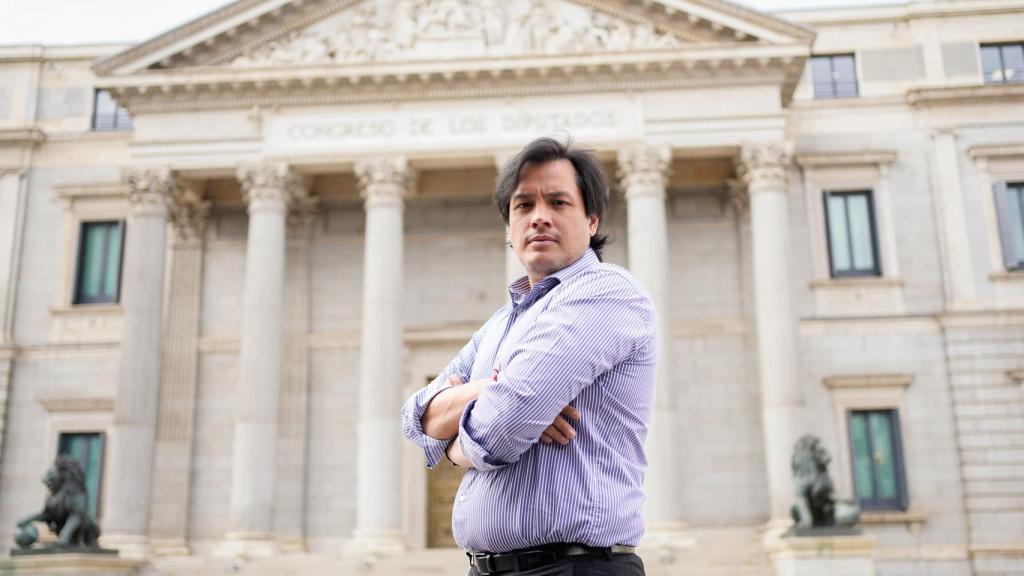 Carlos Paparoni posa ante el Congreso de los Diputados durante su entrevista con EL ESPAÑOL.