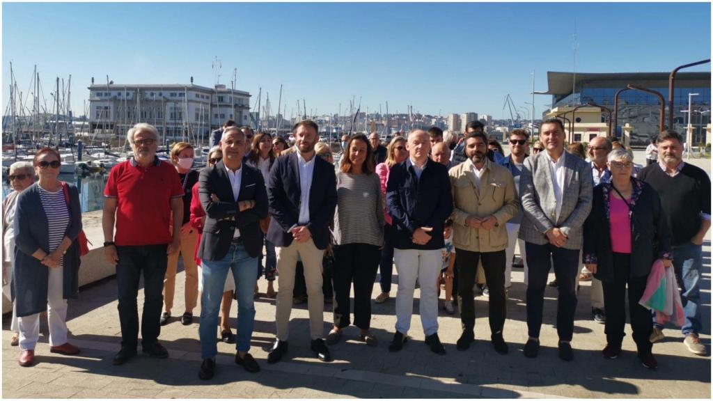 Miguel Lorenzo junto a concejales populares y el delegado de la Xunta en A Coruña.