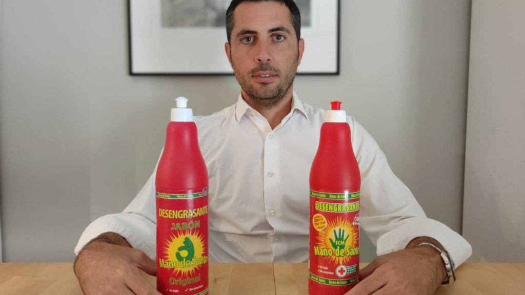 Miguel Castro muestra su producto y una botella del que estaría fabricando su tía para amenazarle.