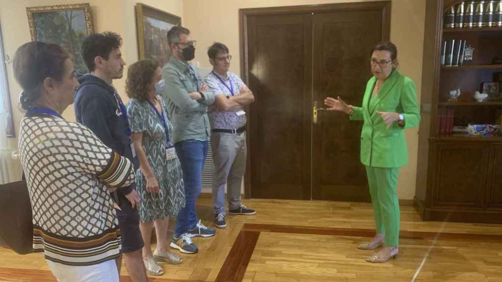 La subdelegada del Gobierno en Pontevedra, Maica Larriba, recibe a varios ciudadanos.
