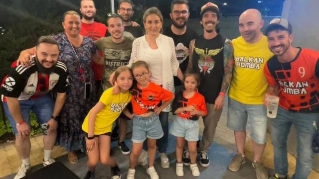 La alcaldesa de Toledo, Milagros Tolón, con miembros de Balkam Bomba este viernes.