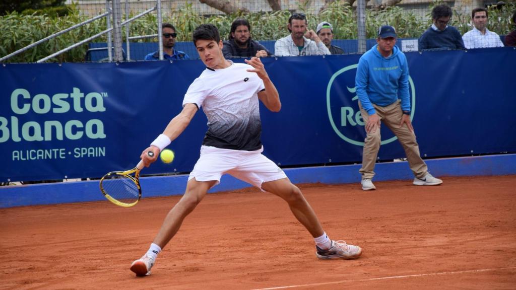 Carlos Alcaraz durante su partido contra Sinner en el Challenger de Alicante