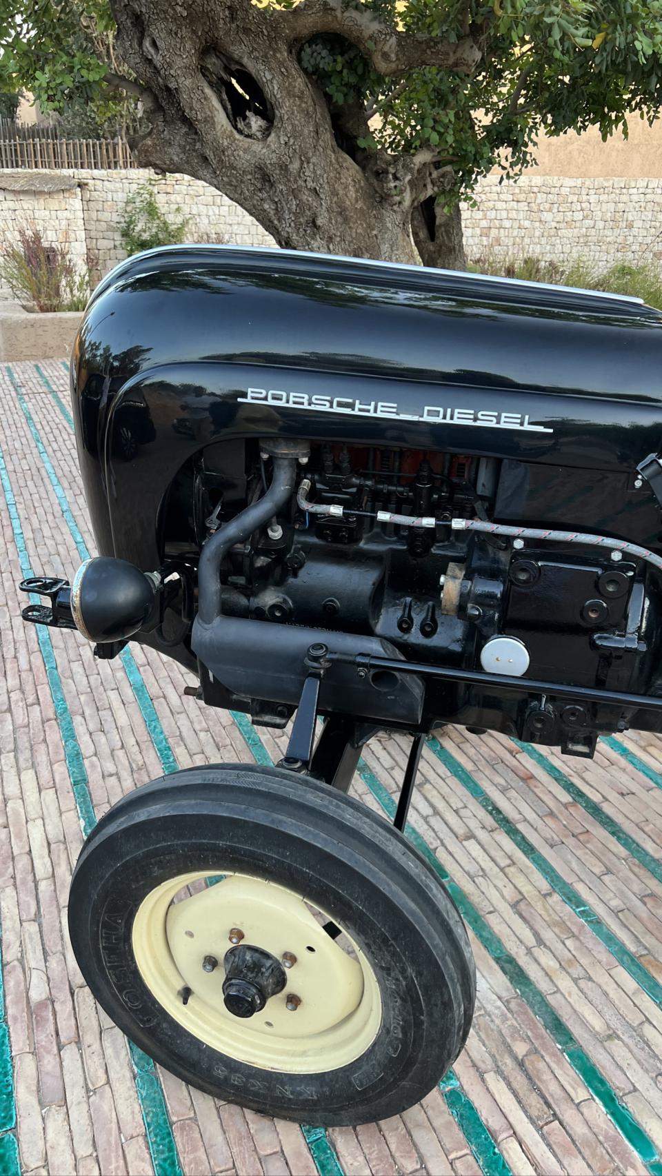 Uno de los dos tractores Porsche restaurados.