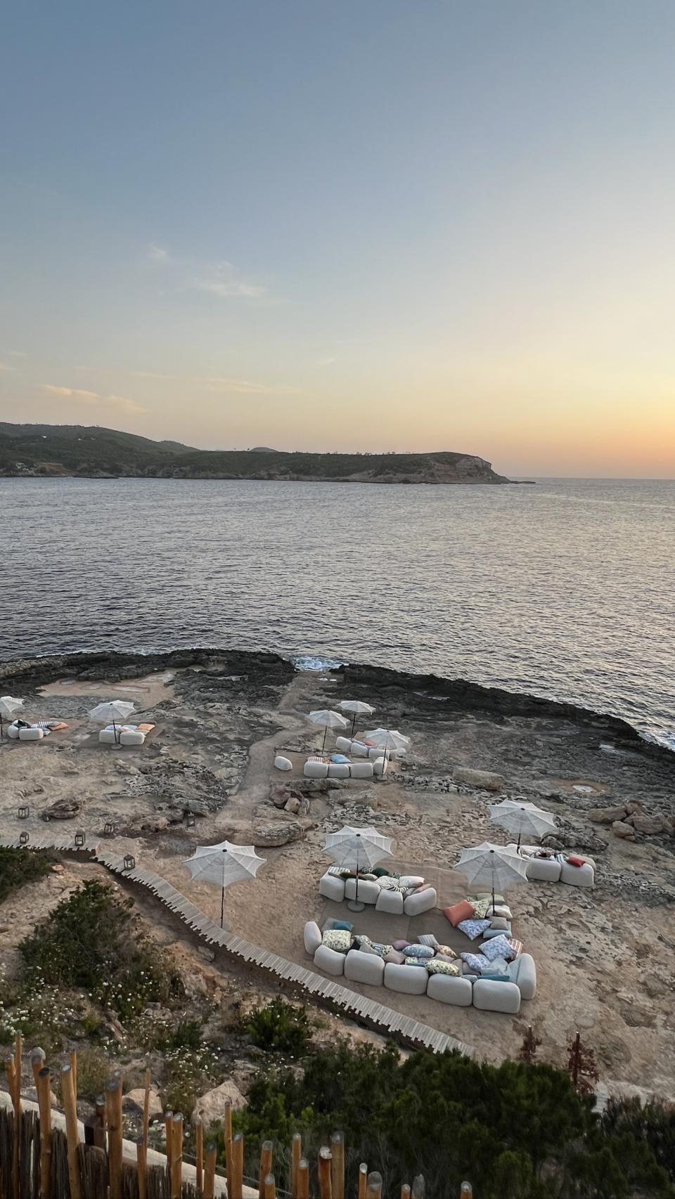 Los acantilados privados del hotel, en los que no se puede desembarcar.