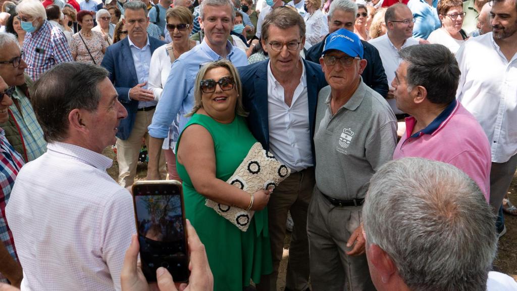 El presidente del Partido Popular (PP), Alberto Núñez Feijóo, posa para una fotografía junto con varios simpatizantes.