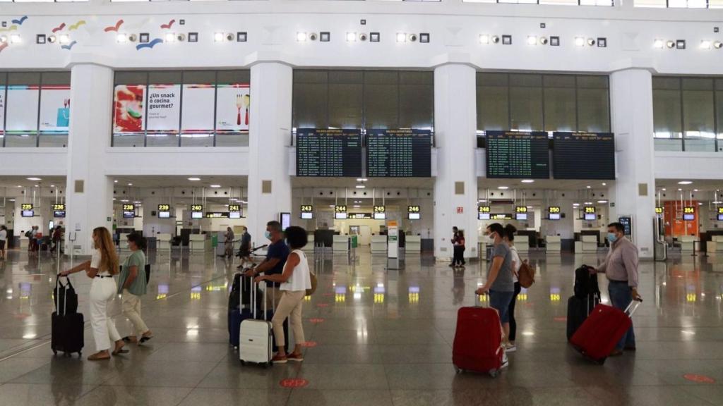 Imagen de archivo de varios pasajeros en el aeropuerto de Málaga.