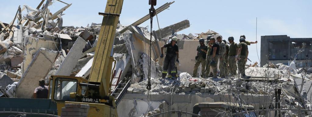 Trabajadores de los servicios de emergencia de Odesa actúan sobre los escombros del edificio atacado por Rusia en Odesa este viernes 1 de julio, en el que al menos han muerto 19 personas