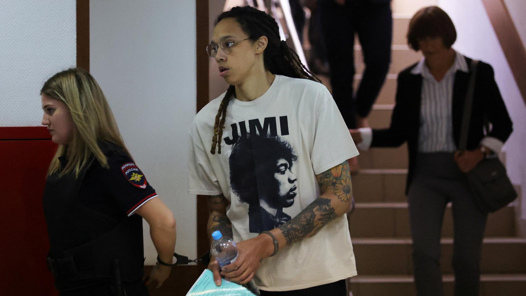 Brittney Griner, esposada en un juzgado de Moscú en su primera aparición pública en meses.
