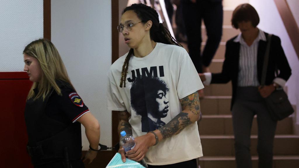 Brittney Griner, esposada en un juzgado de Moscú en su primera aparición pública en meses.