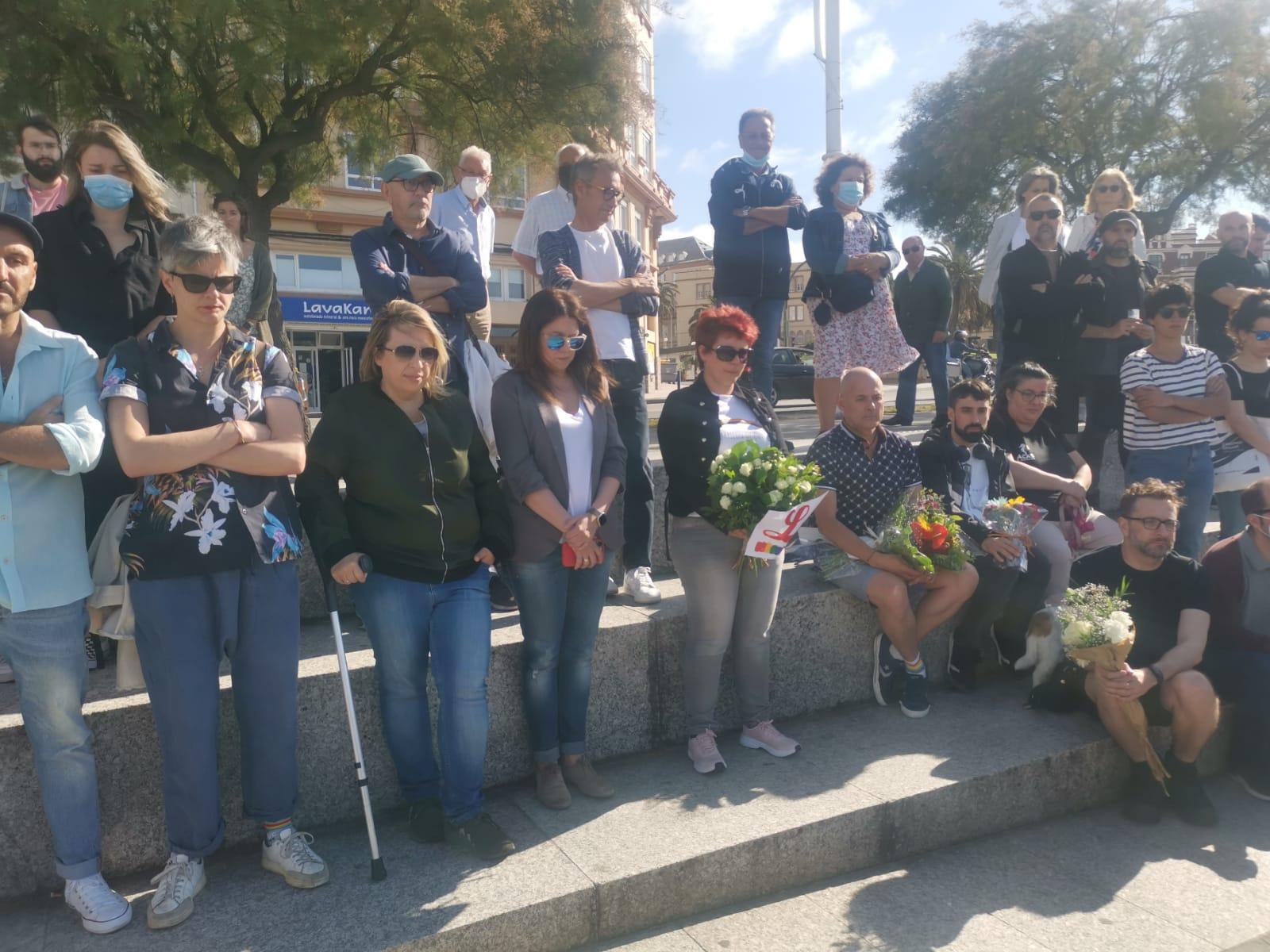 Decenas de personas recuerdan a Samuel Luiz (Foto: Quincemil)