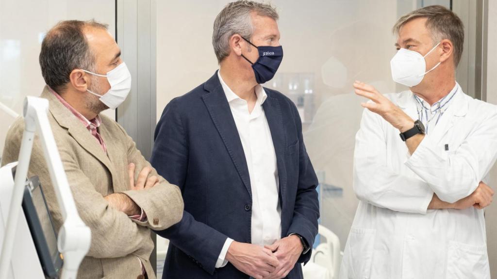 Comesaña y Rueda visitan la nueva UCI del Hospital Clínico Universitario de Santiago.