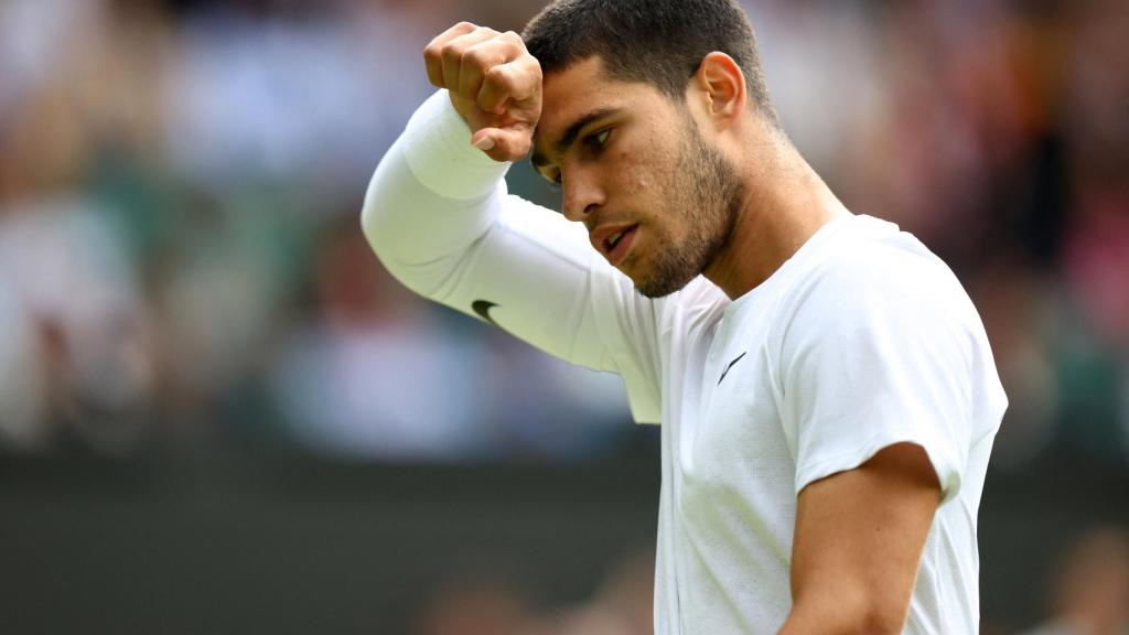 Carlos Alcaraz se seca el sudor.