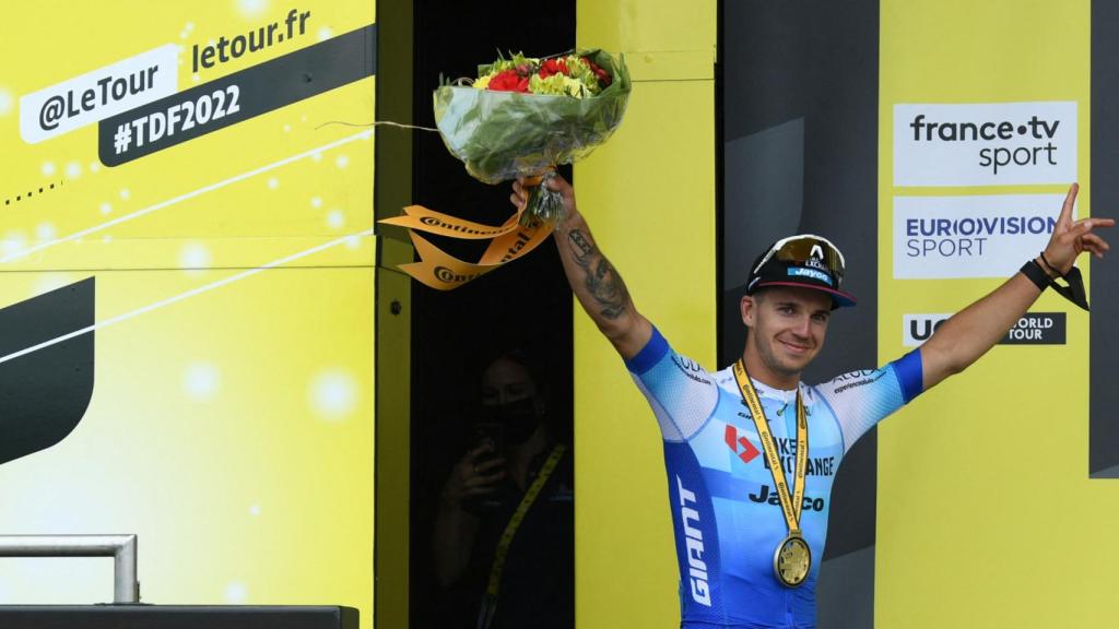 Dylan Groenewegen en el podio de la tercera etapa.