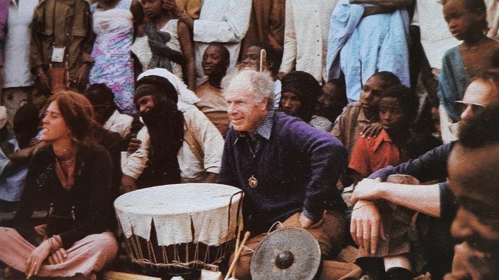 Peter Brook en uno de sus viajes a África. Foto: Editorial Alba